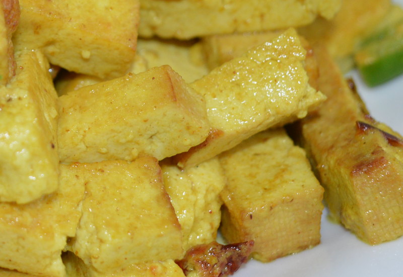Tofu la tigaie cu turmeric si lapte de cocos [reteta vegana]